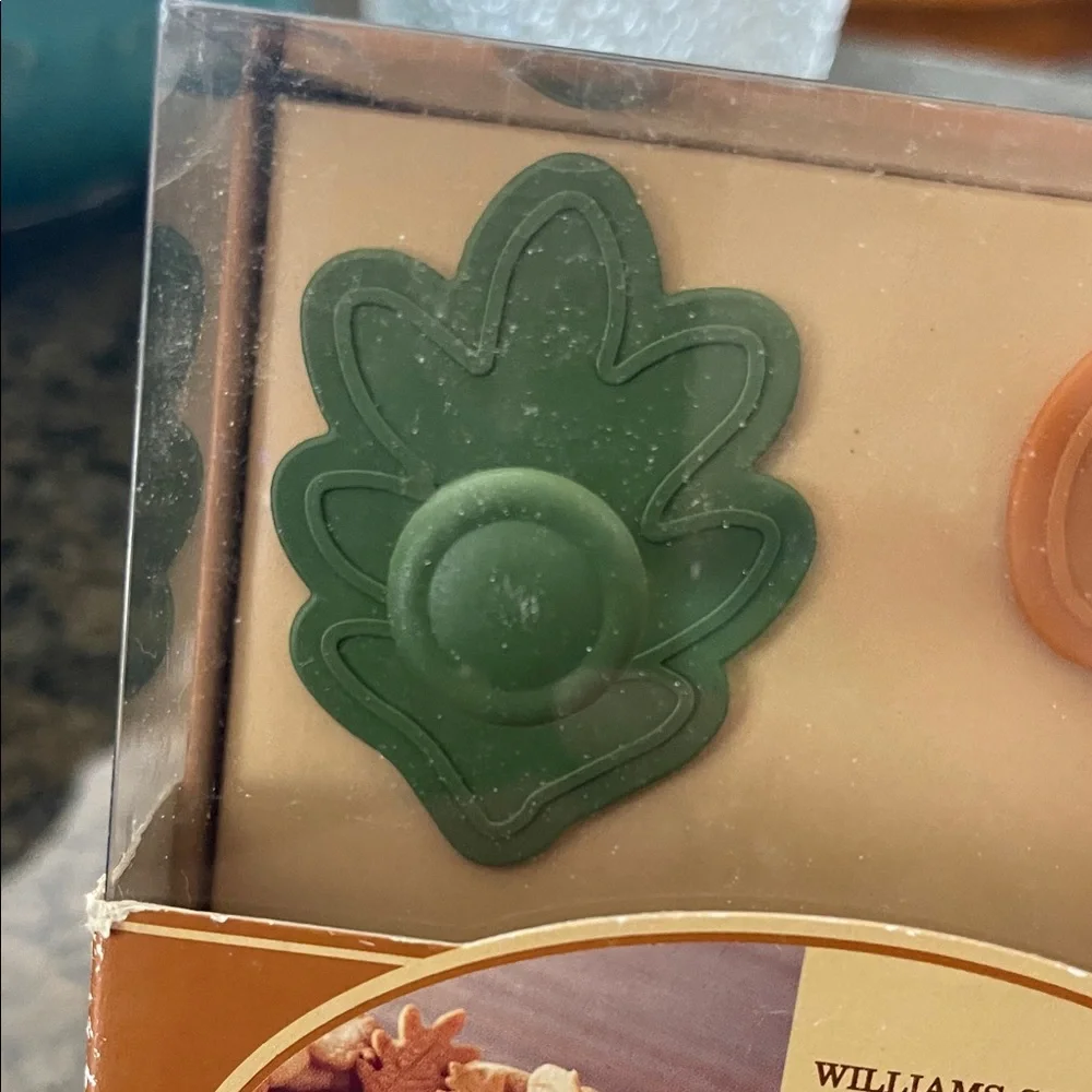 Williams Sonoma Red and Green Piecrust Cutters